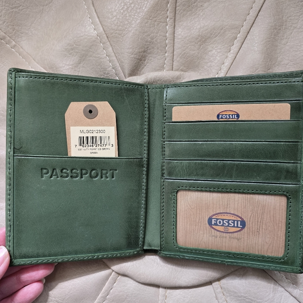 Fossil Green Leather Passport Case NWT 4.5"×5.75" - Picture 3 of 6